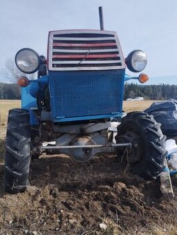 Prodám traktor 4 x 4 s vlekem