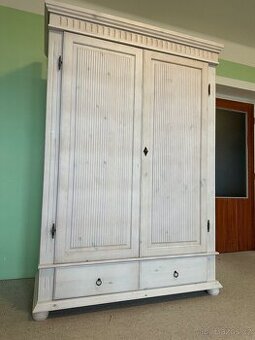 Masivní skříň Vintage, šíře 139cm, 2dveřová