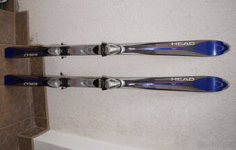 Málo jeté carvingové lyže 150 cm Head, bezvadný stav.