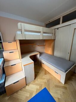 Dětský pokoj: 2 postele, stůl, schody + nová matrace - 1