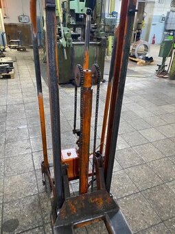 HYDRAULICKÝ VYSOKOZDVIŽNÝ MANIPULAČNÍ ZVEDÁK