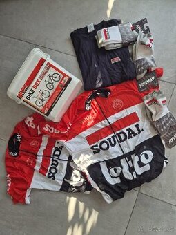 Nové, cena vše celkem dresy, kbelík chemie pro kolo