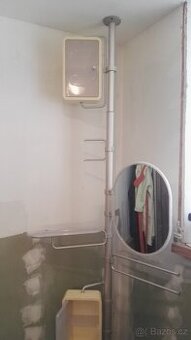 stará skříňka IKEA na teleskopickém sloupu