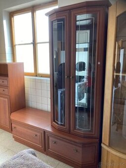 Skříňky s vitrínou