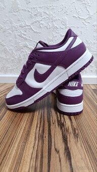 Nike dunk low.