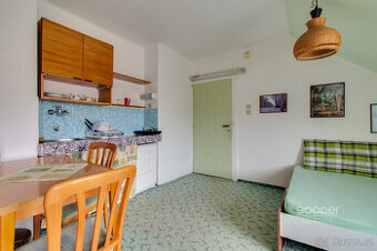 Pronájem slunného bytu - garsoniéry, 30 m2, ul. U Kolejí, Pr