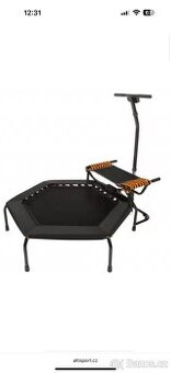 Trampolina s madlem