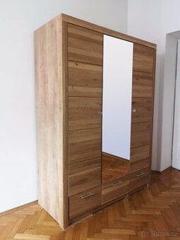 Šatní skříň a skříň s vitrinou ve stejném stylu
