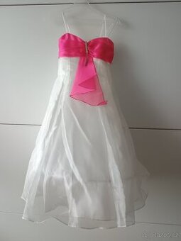 Šaty pro družičku s obručí.