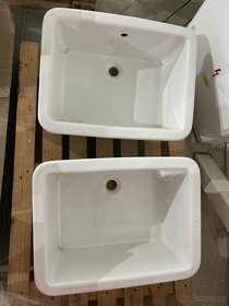 Umyvadla, nerezová revizní dvířka