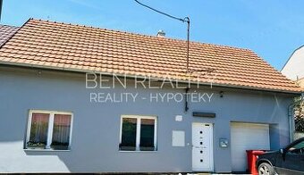 Prodej - rodinný dům 4+1 + parkování pro 4 auta v centru obc