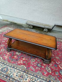 Tmavý rustikální konferenční stolek se spodní deskou