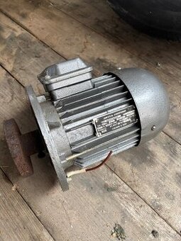 prirubovy asynchronní motor