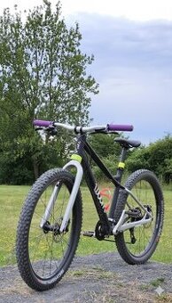 Woom OFF 5 – lehké dětské horské kolo 24", perfektní stav