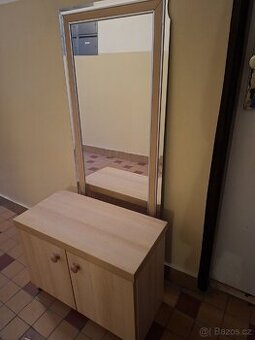 Skříňka a zrcadlo