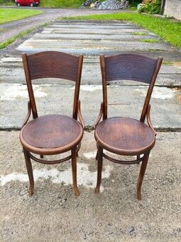 Párové židle se zdobením na sedáku a opěradle