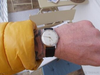 pekne oblibene funkcni hodinky prim Traktor  rok 1960