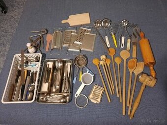 Hrnce, varná konvice, příbory a jiné kuchyňské potřeby