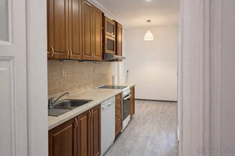 k pronájmu světlý a prostorný byt 2+kk