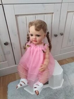 panenka celovinyl v růžových šatičkách, s botami