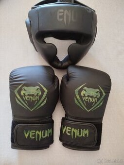 Boxerské rukavice a helma