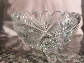 Broušená křišťálová mísa na třech nožkách