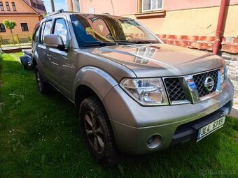 Nissan Pathfinder 2.5 dCi 126 kW 4x4, 7 míst, tažné zařízení