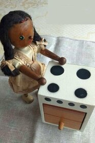 Dřevěná panenka se sporáčkem