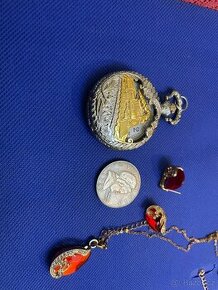 Dárková sada, skládá se z náhrdelníku, náušnic, mince a hodi