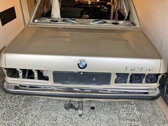Víko kufru BMW e28