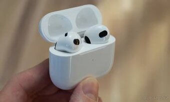 Apple AirPods 4 s aktivním potlačením hluku (2024)