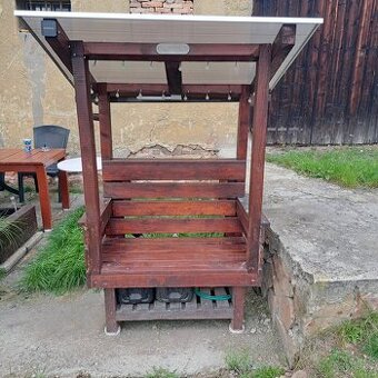 Zahradní lavička se střechou