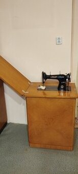 Starší šlapací šicí stroj LADA – plně funkční, sběratelský k