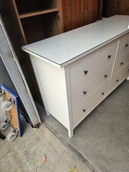 KOMODA IKEA HEMNES V LESKU S OCHRANNÝM SKLEM