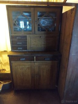 Starožitný kredenc