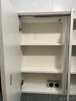 Koupelnová zrcadlová skříňka s úložným prostorem