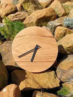 Masivní dubové hodiny