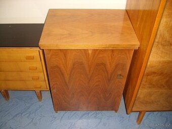 Prodám starý šicí stroj.