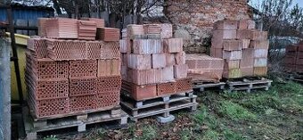 Prodám cihly  bet.patky,str.panely,cihly,svody na okapy,pr.1