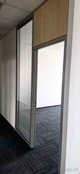 Kancelářské prosklené příčky stěny moduly