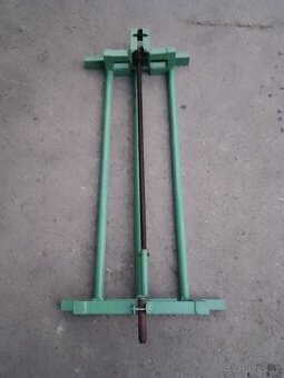 Zvedák zahradního traktoru