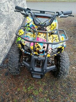 Dĕtská elektrická čtyřkolka