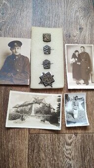 Vojenské odznaky na čepici a fotografie