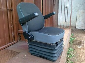 Traktorová sedačka s mechanickým odpružením.