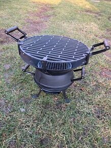 Malý zahradní gril na dřevěné uhlí