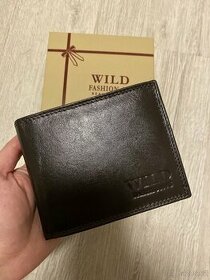 Kožená tmavě hnědá peněženka bez přezky v krabičce