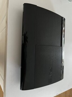 PS3 super slim 500 GB 2 ovladace
