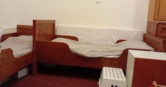 Dřevěná postel-2ksy,vč.dřev.roštů+matrací+chráničů m=1.995,-