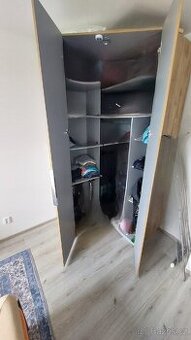 rohová šatní skříň v dobrém stavu za 650 Kč