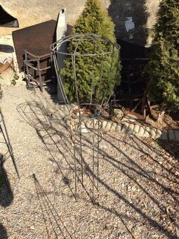 Kovové opory pro rostliny